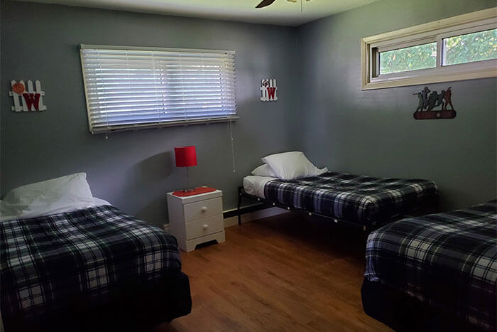 room 7 bedroom - fish lodge - hillcrest motel in alma wi