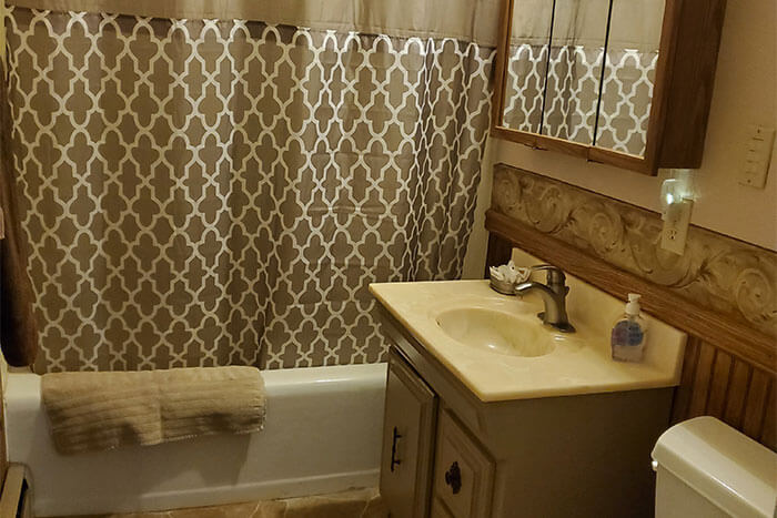 alma wi motels - bathroom of room 7 at hillcrest motel